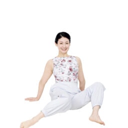 両膝を倒す