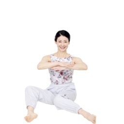 両膝を反対方向に倒す