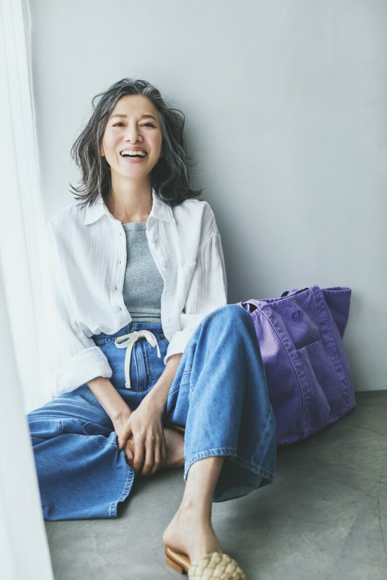 シャツ¥7,990、タンクトップ¥3,490、デニムパンツ¥8,990、バッグ¥7,990／すべてギャップ、サンダル／スタイリスト私物