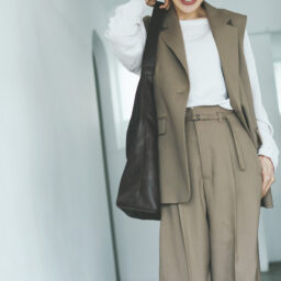 セーター¥1,990、ジレ¥3,990、パンツ¥2,990、バッグ¥2,990、ノンホールピアス（2P）¥590／すべてジーユー