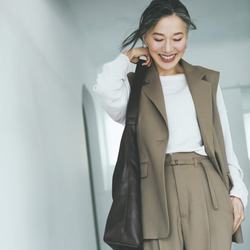 【60代ファッション】「GU」なら気軽にトレンドアイテムを試せる！シアー素材ほか大人世代こそ着てほしいアイテム＆コーデ3選【地曳いく子さんセレクト！お値段以上のおしゃれが叶うベストブランド4】