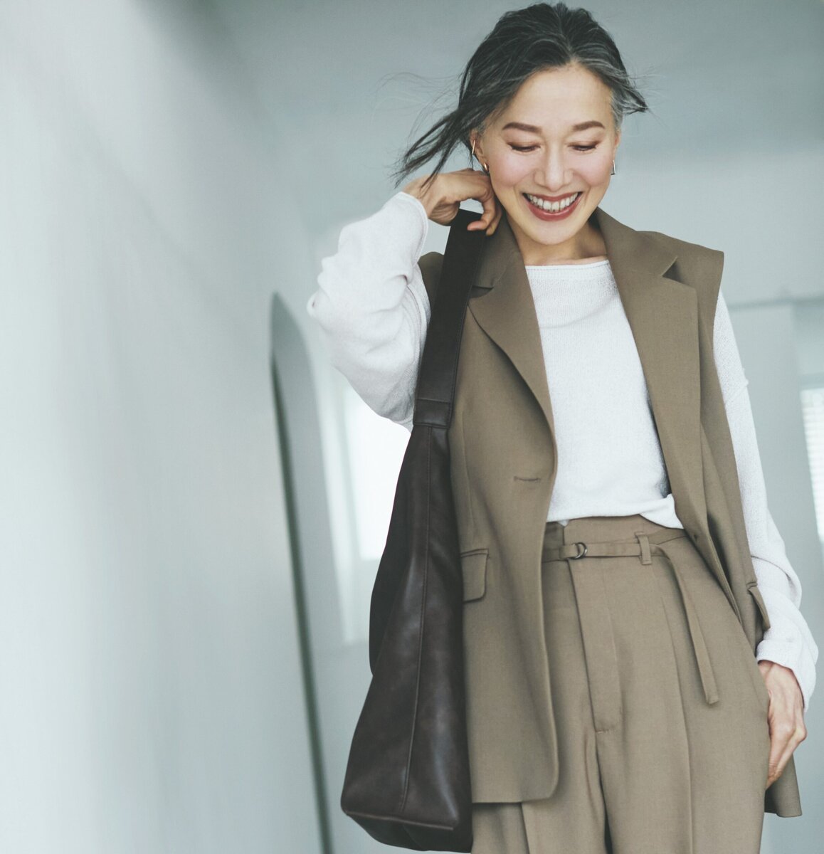 セーター¥1,990、ジレ¥3,990、パンツ¥2,990、バッグ¥2,990、ノンホールピアス（2P）¥590／すべてジーユー