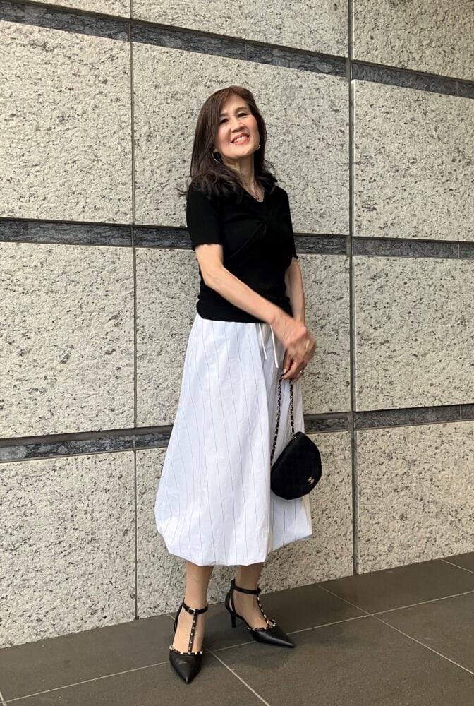 【60代お手本スナップ】「ZARA」でゲットした流行のバルーンスカートが主役！大人のきれいめお呼ばれスタイル