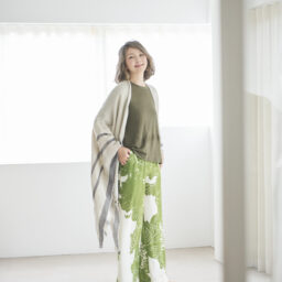 ポンチョ¥27,000、Tシャツ¥9,500、パンツ¥29,000、ピアス¥7,000／すべてバナナ･リパブリック、靴／スタイリスト私物