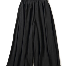 パンツ［5月発売予定］¥6,990／アンフィーロ（オンワード樫山）