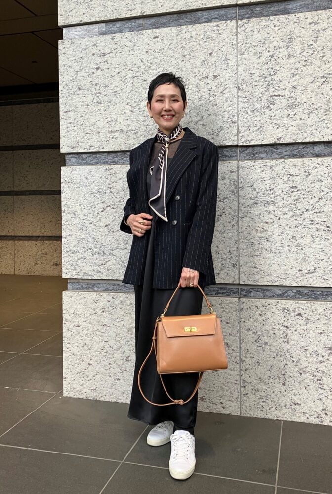 【60代お手本スナップ】黒を軽やかに着こなすには？異素材ミックス&挿し色使いで“重たい印象”を打破！