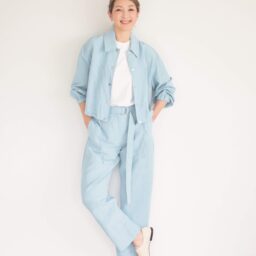 ジャケット¥25,000、パンツ¥18,000、ピアス¥14,000／すべてバナナ･リパブリック、Tシツ、靴／スタイリスト私物