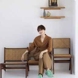 カーディガン¥39,600／アルジット（アプローズジャパン）、パンツ¥71,500／トゥモローランド ビー（トゥモローランド 渋谷本店）、ピアス¥52,000、ブレスレット¥61,000／ともにトムウッド（トムウッド 青山店）、スニーカー¥18,700／ラコステ