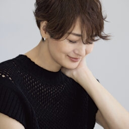 ニット¥31,900／アルジット（アプローズジャパン）、ピアス¥43,100／トムウッド（トムウッド 青山店）、デニム／富岡さん私物、インナー／スタイリスト私物
