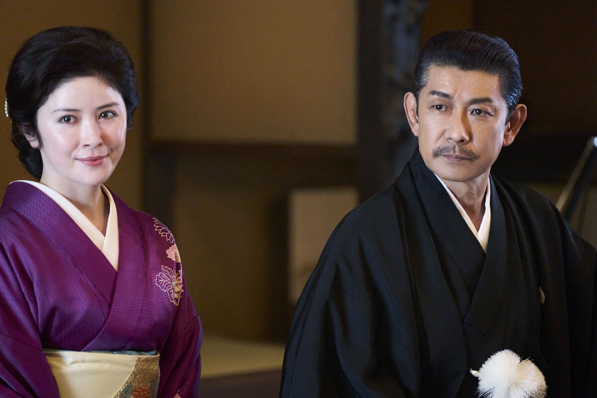 映画『国宝』より喜久雄の父親・立花権五郎（永瀬正敏）と義母・マツ（宮澤エマ）
