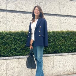 【第9位】【60代お手本スナップ】60代がデニムを品よく着こなすには？フリルやパールでエレガントさをプラスした大人の品格コーデ