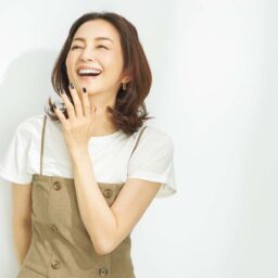 カジュアルにもきれいめな服にもハマる黒ネイルでこの夏は決まり！
