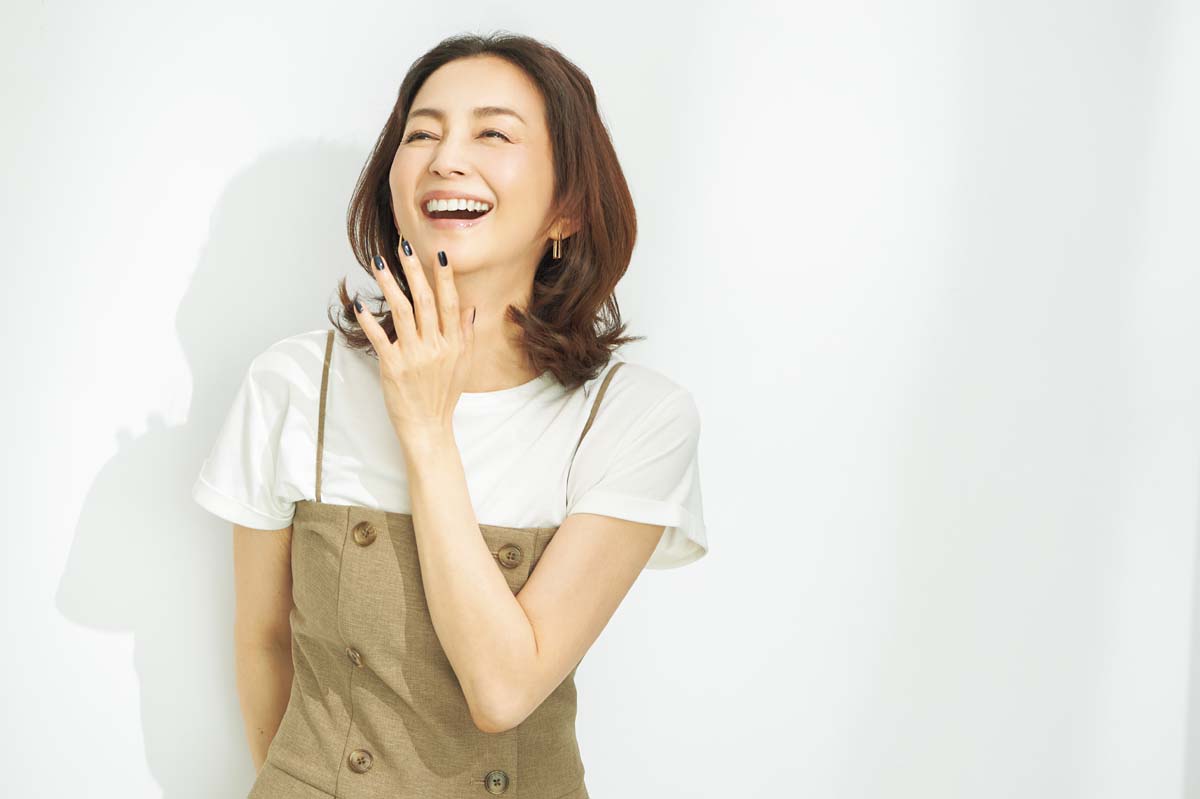 カジュアルにもきれいめな服にもハマる黒ネイルでこの夏は決まり！