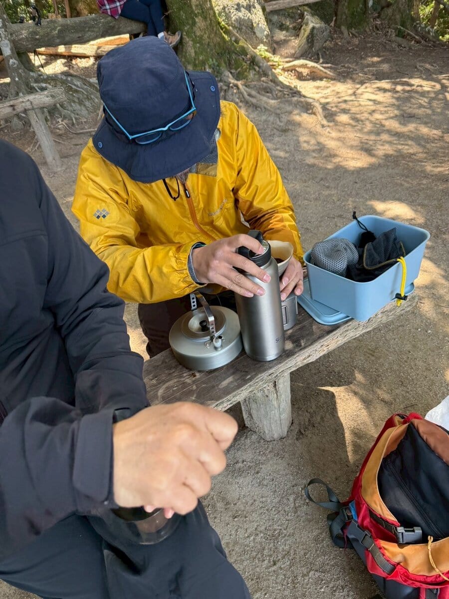 油山の山頂でおにぎりとコーヒーをいただきました