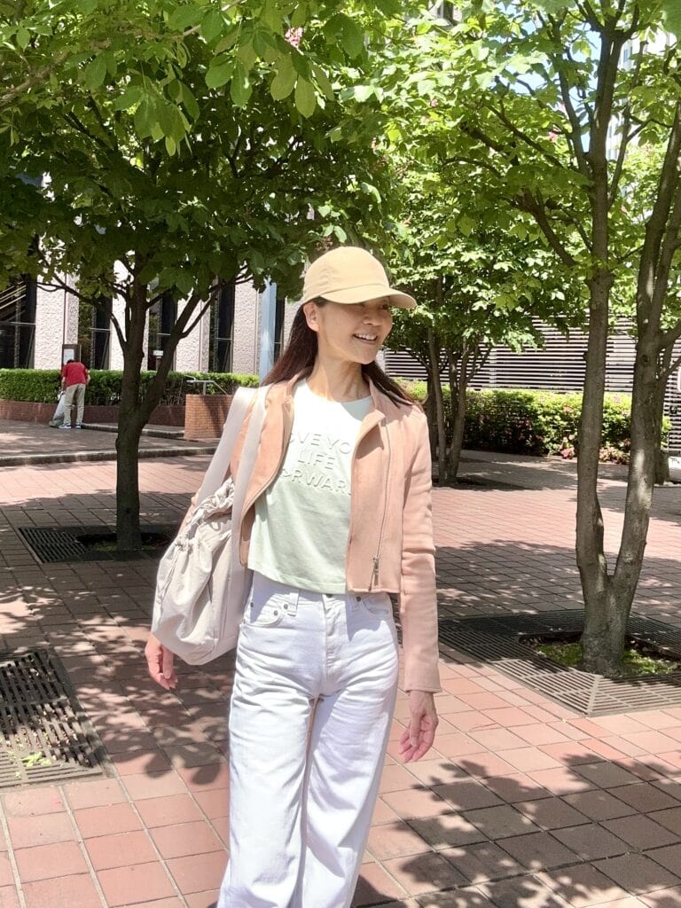 桜井智子さんのジャケット＋キャップコーデ