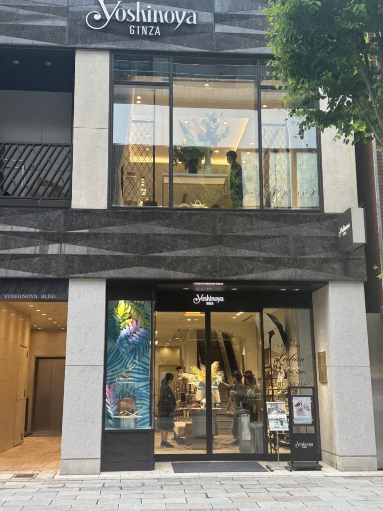 ヒールストラップつきサンダル