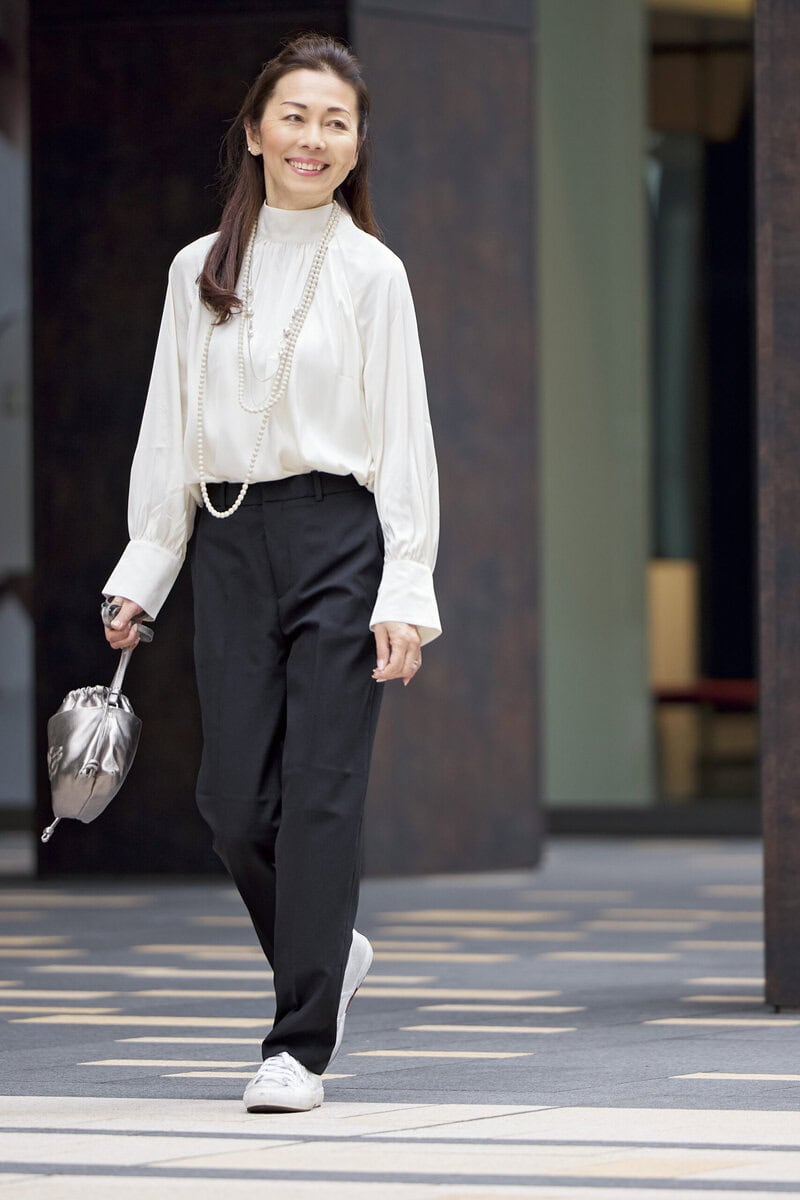 【第6位】【60代のコスパ服】シルエットが絶妙！「ユニクロ」の感動パンツ＆「H&M」のブラウスなら品よくスタイルアップが叶う！