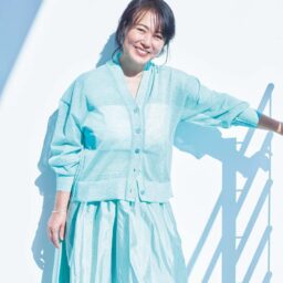 カーディガン¥39,800、スカート¥60,500／ともにデパリエ（デパリエ 伊勢丹新宿店）、ニットビスチェ¥9,900／ル フィル、イヤリング¥53,900／コンプリーテッドワークス、ネックレス¥46,200、ブレスレット¥29,700／ともにサスキアディーズ（すべてル フィルニュウマン新宿店）　