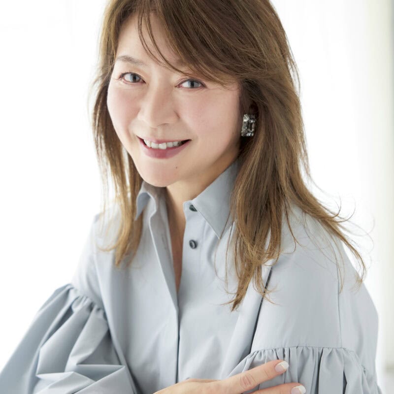 【60代に似合う髪型】抜け感たっぷりで今っぽい！“ミディアムヘア”のスタイリングをプロが伝授！