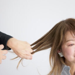 【4】ヘアオイルで毛先1/3をしっとりコーティング