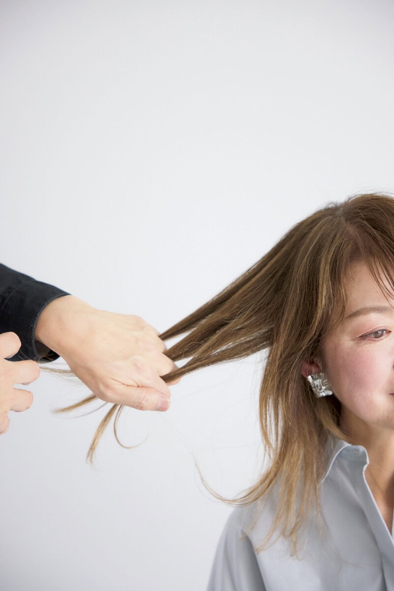 【4】ヘアオイルで毛先1/3をしっとりコーティング