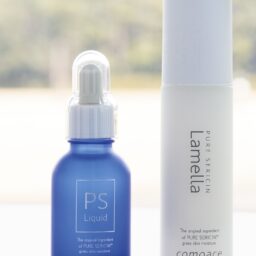 導入美容液の「ラメラエッセンス」（30㎖ ¥6,050）と原液美容液「PSリキッド」（20㎖ ¥9,680）