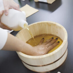 ピュアセリシンのTM原液に手を浸す贅沢な実験