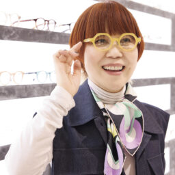 「gen」のクラウンバント形のフレームに「これくらいインパクトがあってもいいね」と山本さん。
