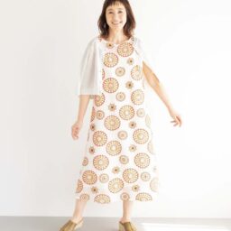 カーディガン¥ 31,9 0 0、ワンピース¥55,000、サンダル¥26,400／すべてタバサ（㈱パパス）
