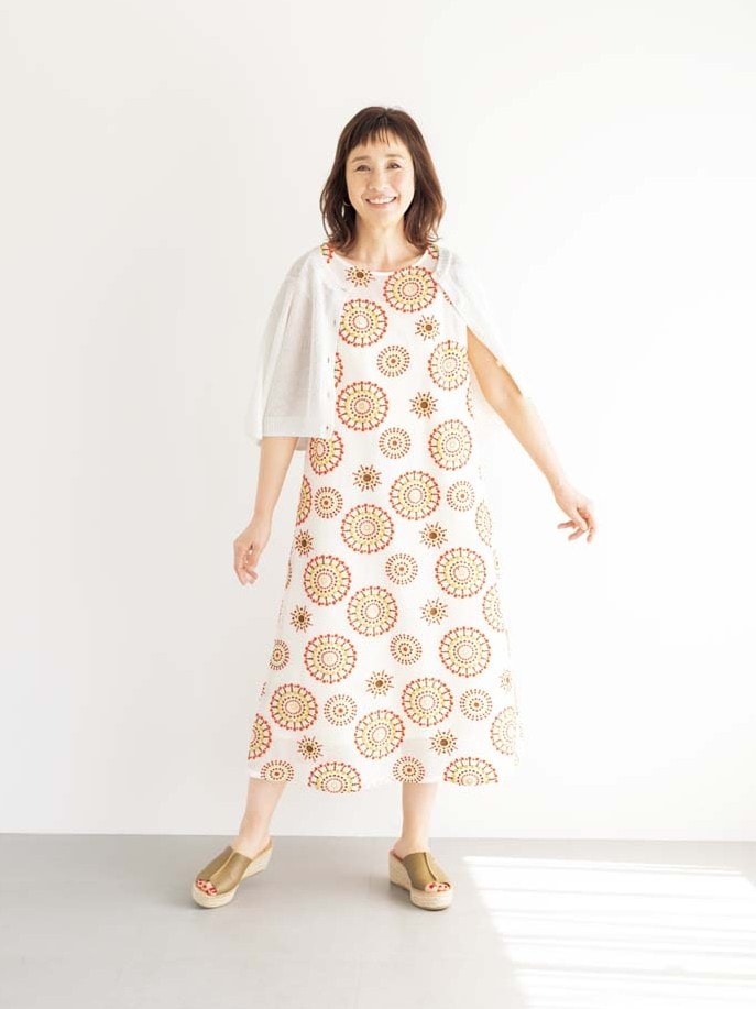 カーディガン¥ 31,9 0 0、ワンピース¥55,000、サンダル¥26,400／すべてタバサ（㈱パパス）