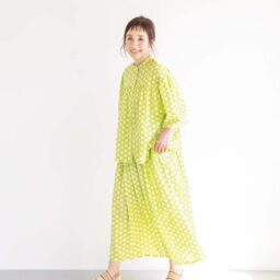 ブラウス¥25,300、スカート¥25,300／ともにタバサ ヴォワイヤージュ、サンダル¥30,800／タバサ（すべて㈱パパス）、ピアス／スタイリスト私物