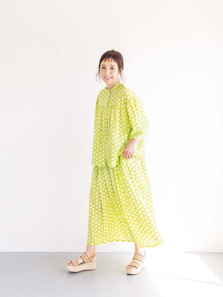 ブラウス¥25,300、スカート¥25,300／ともにタバサ ヴォワイヤージュ、サンダル¥30,800／タバサ（すべて㈱パパス）、ピアス／スタイリスト私物