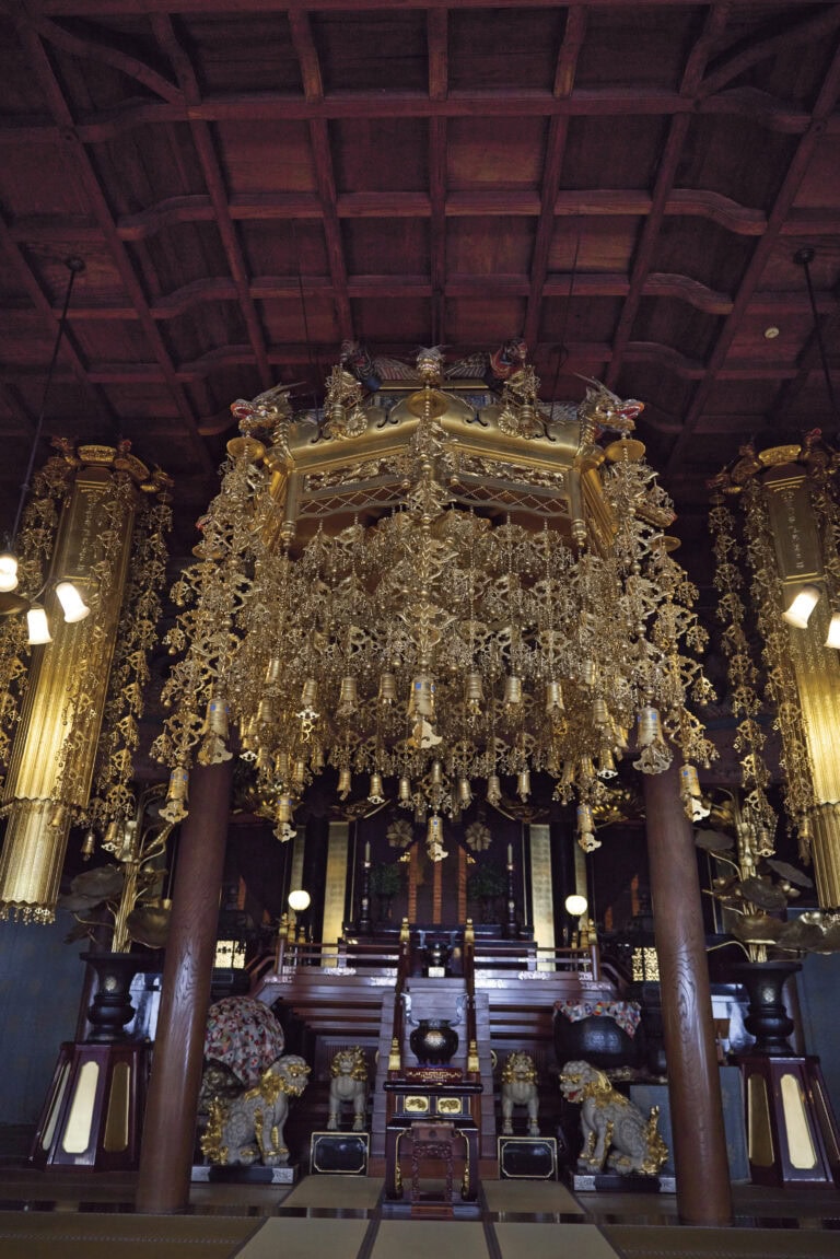 「七堂伽藍」のなかで最大規模の法堂は説法のための道場で、「観世音菩薩」が祀られています。寺のいちばん高い場所に位置し、法堂から眺める景色は格別。