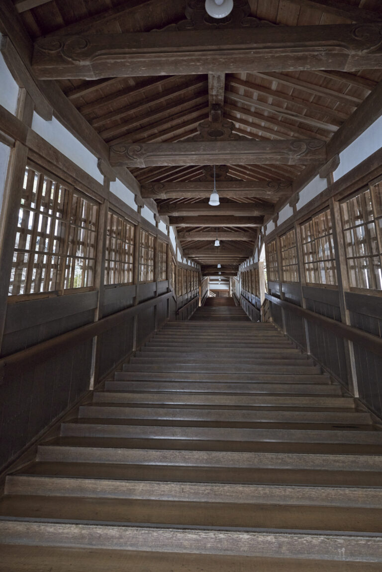 「七堂伽藍」など多くの建物をつなぐ回廊。