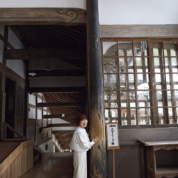 「大庫院」前の大すりこぎ棒。3回さすると料理の腕前が上がるとか。