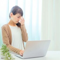 なぜ目がかすむの？60代に多い原因を知ろう