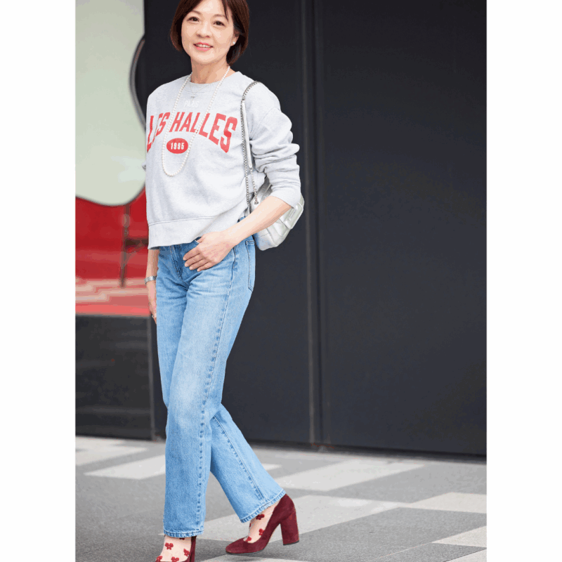 【60代のコスパ服】「H＆M」のトレーナーと「ユニクロ」のデニムに“パールネックレス”を添えてお出かけ仕様に格上げ！