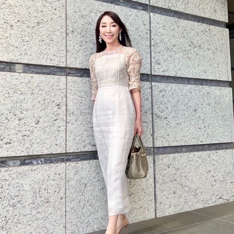 【60代お手本スナップ】「RANDA」のドレスと「SHEIN」のパンプスは、大人のお呼ばれコーデにも大活躍！