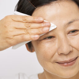 皮脂分泌の多い部分を細かく押さえる-2