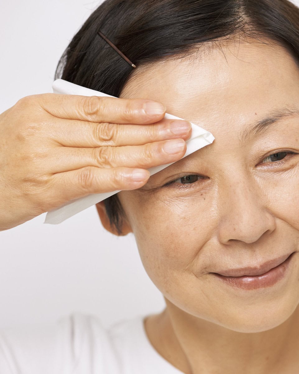 皮脂分泌の多い部分を細かく押さえる-2