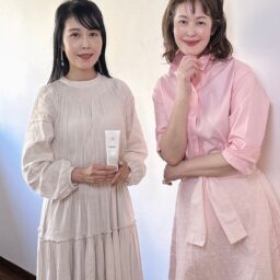 アムリターラ代表の勝田小百合さんとモデルの岩井ヨシエさん