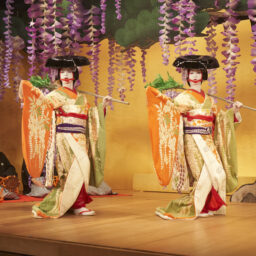 映画『国宝』より「二人藤娘」を踊る喜久雄（吉沢亮）と俊介（横浜流星）