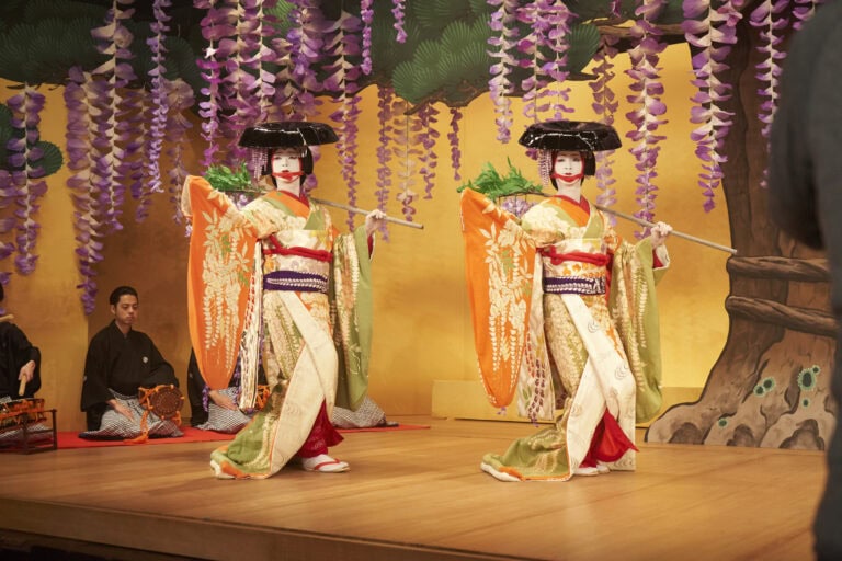 映画『国宝』より「二人藤娘」を踊る喜久雄（吉沢亮）と俊介（横浜流星）