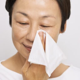 皮脂分泌の多い部分を細かく押さえる-1