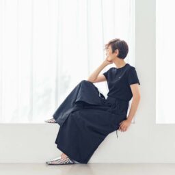 黒×黒のスタイルなら、Tシャツが主役でもきれいめな装いに