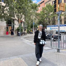 DesigualのTシャツとブラックデニム