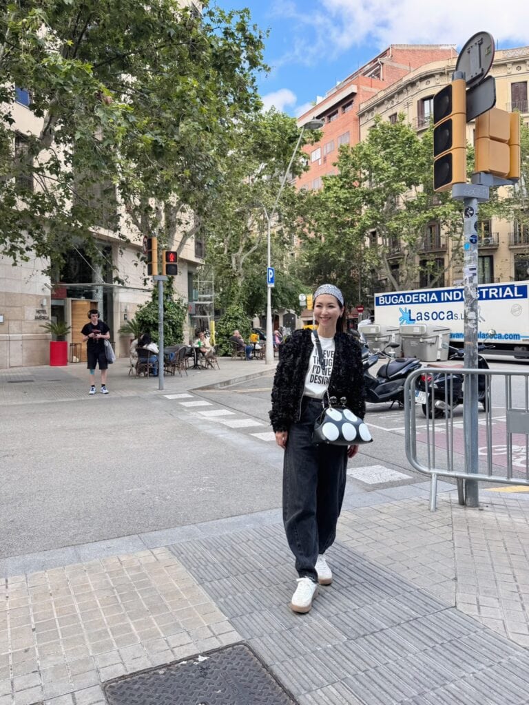 DesigualのTシャツとブラックデニム