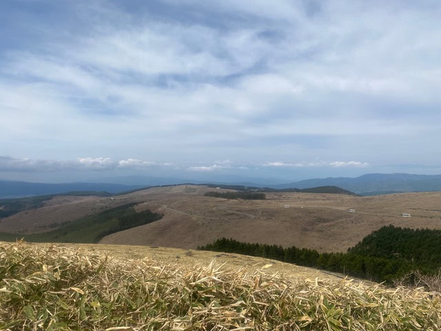 ５月の霧ヶ峰。空と大地がつながるような場所を歩きました。