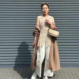 フリンジニット：ZARA ボトム：Deuxieme Classe 麻コート：Kinu バッグ：Stellamccartny