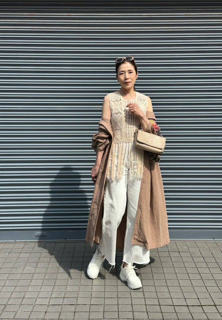 フリンジニット：ZARA ボトム：Deuxieme Classe 麻コート：Kinu バッグ：Stellamccartny